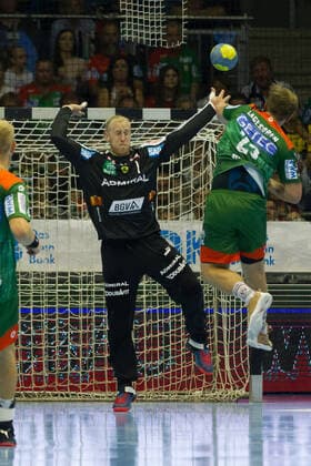 Torwart Mikael Appelgren (Loewen) (M.) pariert einen Wurf von Albin Lagergren (SCM) (r.) im Spiel SC Magdeburg (SCM) - Rhein-Neckar Loewen (RNL), Handball Bundesliga, 22.09.19. GER, Handball, Bundesliga, SC Magdeburg gegen Rhein-Neckar Loewen Mannheim, 22.09.2019, Magdeburg Copyright: xEIBNER Eckehard_Schulzx EP_ESZ