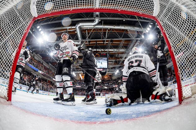 Bilder des Jahres 2019, Sport 09 September Sport Themen der Woche KW38 22.09.2019 - Eishockey - Saison 2019 2020 - DEL - 4. Spieltag: Thomas Sabo Ice Tigers - Kölner Haie - ThHa - 3:0 Torjubel Chris Brown (11, Thomas Sabo Ice Tigers ) Will Acton (41, Thomas Sabo Ice Tigers ) Hannibal Weitzmann (67, Kölner Haie, Koelner Haie ) traurig, enttäuscht *** 22 09 2019 Ice Hockey Season 2019 2020 DEL 4 Matchday Thomas Sabo Ice Tigers Kölner Haie ThHa 3 0 Goal celebration Chris Brown 11, Thomas Sabo Ice Tigers Will Acton 41, Thomas Sabo Ice Tigers Hannibal Weitzmann 67, Kölner Haie, Koelner Haie sad, disappointed