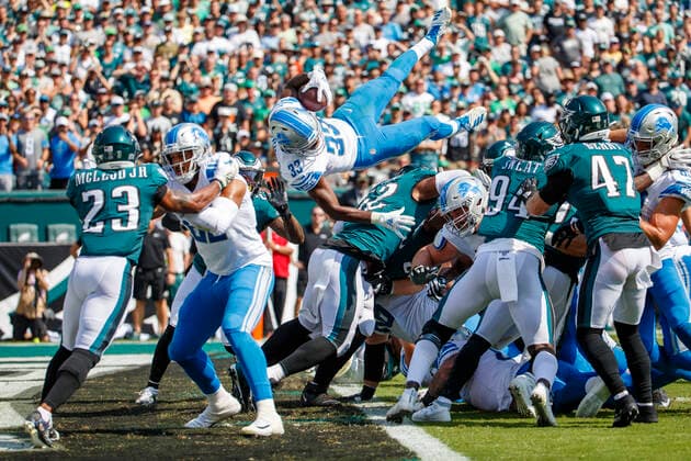 Bilder des Jahres 2019, Sport 09 September Sport Themen der Woche KW38 Sport Bilder des Tages September 22, 2019: Detroit Lions running back Kerryon Johnson (33) leaps over the line to score a touchdown during the NFL, American Football Herren, USA game between the Detroit Lions and the Philadelphia Eagles at Lincoln Financial Field in Philadelphia, Pennsylvania. Christopher Szagola CSM NFL 2019: Lions vs Eagles SEP 22 - ZUMAcs7_ 20190922_zaf_cs7_016 Copyright: xChrisxSzagolax