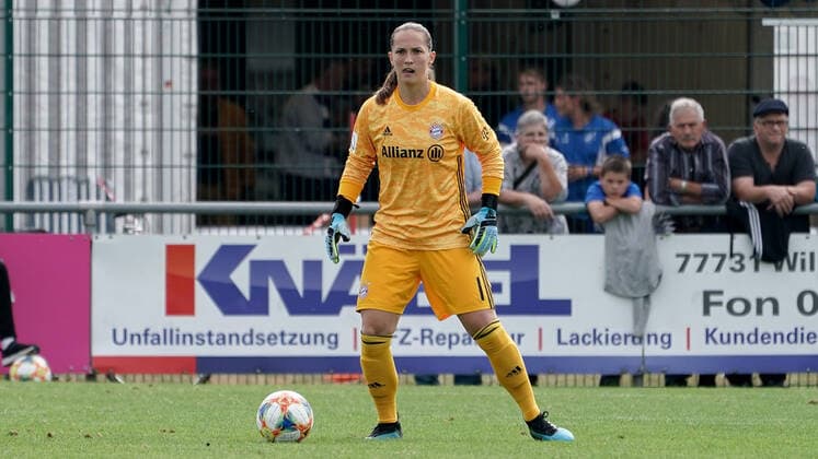 Laura Benkarth (Torwart, FCB, 1), am Ball, Freisteller, Ganzkörper, Einzelbild, Aktion, Action, 22.09.2019, Willstätt Sand (Deutschland), Fussball, Flyeralarm Frauen-Bundesliga, SC Sand - FC Bayern München, DFB DFL REGULATIONS PROHIBIT ANY USE OF PHOTOGRAPHS AS IMAGE SEQUENCES AND OR QUASI-VIDEO.