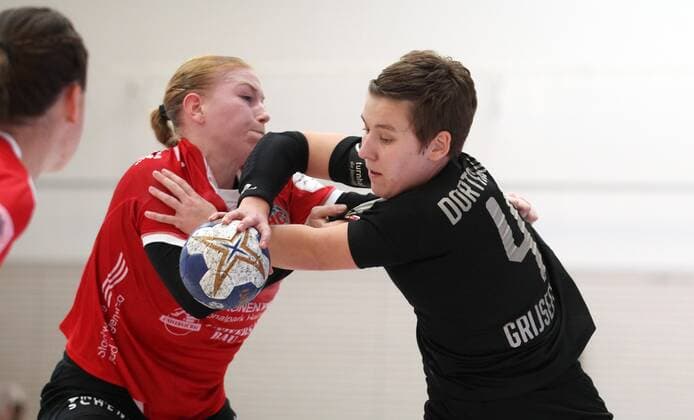 Handball 1. Bundesliga Damen THC - Borussia Dortmund 22.09.2019, Erfurt, Riethsporthalle, Handball 1.Bundesliga Damen, Saison 2019 2020, Thüringer Handballclub, THC - Borussia Dortmund im Bild Maike Schmelzer (THC) gegen Alina Grijseels (Dortmund)