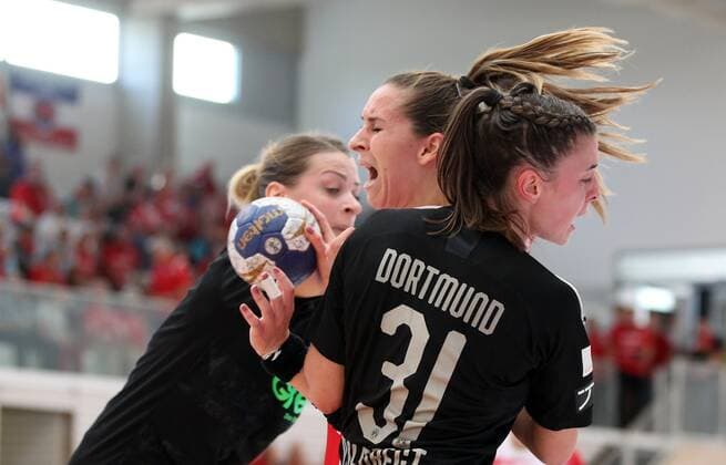 Handball 1. Bundesliga Damen THC - Borussia Dortmund 22.09.2019, Erfurt, Riethsporthalle, Handball 1.Bundesliga Damen, Saison 2019 2020, Thüringer Handballclub, THC - Borussia Dortmund im Bild Iveta Koresova (THC) gegen Kelly Vollebregt (Dortmund)