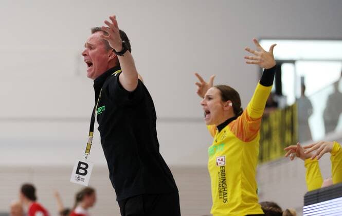 Handball 1. Bundesliga Damen THC - Borussia Dortmund 22.09.2019, Erfurt, Riethsporthalle, Handball 1.Bundesliga Damen, Saison 2019 2020, Thüringer Handballclub, THC - Borussia Dortmund im Bild Trainer Andre Fuhr und Torhüterin Rinka Duijndam (Dortmund) reagieren
