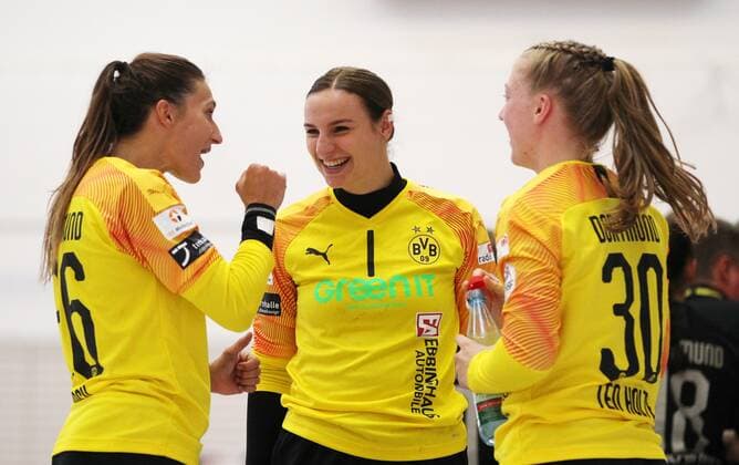 Handball 1. Bundesliga Damen THC - Borussia Dortmund 22.09.2019, Erfurt, Riethsporthalle, Handball 1.Bundesliga Damen, Saison 2019 2020, Thüringer Handballclub, THC - Borussia Dortmund im Bild Torhüterin Isabell Roch, Torhüterin Rinka Duijndam und Torhüterin Yara ten Holte (Dortmund) zufrieden