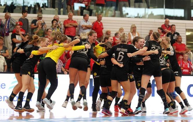 Handball 1. Bundesliga Damen THC - Borussia Dortmund 22.09.2019, Erfurt, Riethsporthalle, Handball 1.Bundesliga Damen, Saison 2019 2020, Thüringer Handballclub, THC - Borussia Dortmund im Bild Schlussjubel Dortmund nach dem Sieg in letzter Minute