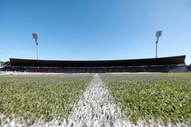 Fußball, Stadiongeschichte KSV Hessen-Kassel 21.09.2019 xkhx Kassel, Auestadion Hessenliga Saison 2019 2020 KSV Hessen Kassel gegen TuS Dietkirchen Symbolfoto Die Haupttribühne im Kasseler Auestadion von der Mittellinie aus