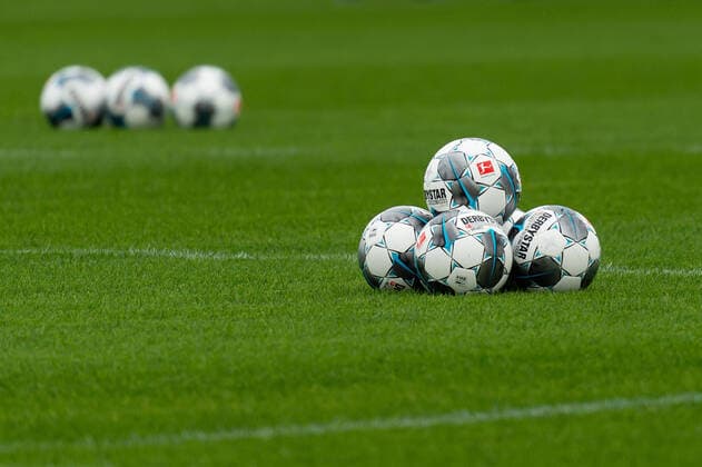 Dortmund, Germany, 23.09.2019, 1. Bundesliga, Training BV Borussia Dortmund, Derbystar spielball, ( Defodi-01001221670 *** Dortmund, Germany, 23 09 2019, 1 Bundesliga, Training BV Borussia Dortmund, Derbystar spielball, Defodi 01001221670 Defodi-001 Foto als RAW NEF verfuegbar