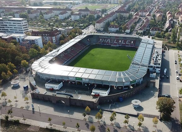 24.09.2019 Halle Saale Sachsen-Anhalt Erdgas Sportpark ERDGAS Sportpark Die Flutlichtanlage und eine Photovoltaikanlage der Stadtwerke Halle sind in das Stadiondach integriert. Erdgassportpark Erdgasstadion Erdgas Stadion Fußballstadion HFC Fussball Hallescher Fussballklub Fußballverein Hallescher FC Stadion Fußballarena Ansicht Luftbild Luftaufnahme copyright