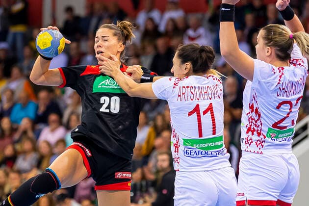 Coburg, Deutschland 25. September 2019: EHF Frauen EM Qualifikation - Deutschland vs. Weißrussland v. li. im Zweikampf Emily Boelk Bölk (Deutschland Thueringer HC), Liliya Artsiukhovich (Weissrussland) Coburg HUK-Coburg Arena Bayern Deutschland