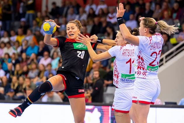 Coburg, Deutschland 25. September 2019: EHF Frauen EM Qualifikation - Deutschland vs. Weißrussland v.li. Emily Boelk Bölk (Deutschland Thueringer HC), Liliya Artsiukhovich (Weissrussland), Viktoryia Shamanouskaya (Weissrussland) Coburg HUK-Coburg Arena Bayern Deutschland