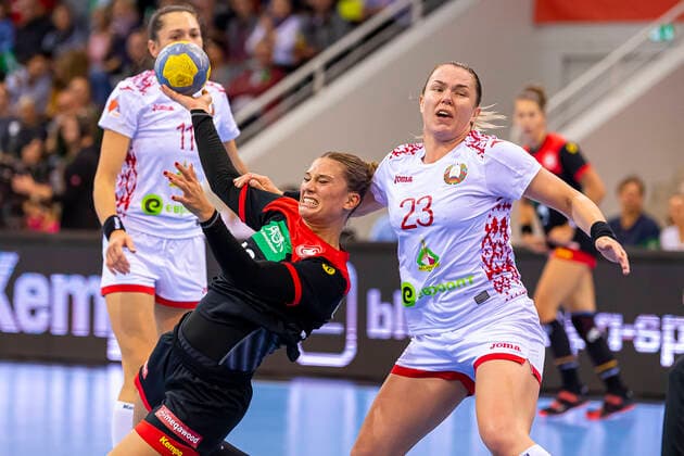 Coburg, Deutschland 25. September 2019: EHF Frauen EM Qualifikation - Deutschland vs. Weißrussland Julia Behnke (Deutschland Rostov Don), Viktoryia Shamanouskaya (Weissrussland) Coburg HUK-Coburg Arena Bayern Deutschland