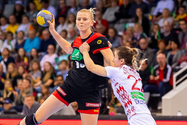 Coburg, Deutschland 25. September 2019: EHF Frauen EM Qualifikation - Deutschland vs. Weißrussland v. li. im Zweikampf Kim Naidzinavicius (Deutschland Bietigheim) und Katsiaryna Silitskaya (Weissrussland) Coburg HUK-Coburg Arena Bayern Deutschland