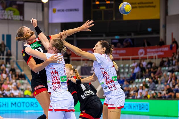 Coburg, Deutschland 25. September 2019: EHF Frauen EM Qualifikation - Deutschland vs. Weißrussland v. li. im Zweikampf Alicia Stolle (Deutschland Thueringer HC), Dziyana Ilyina (Weissrussland) Coburg HUK-Coburg Arena Bayern Deutschland