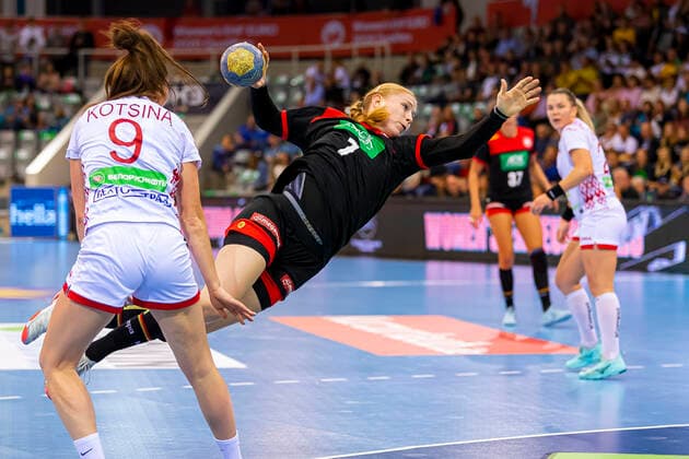 Sport Bilder des Tages Coburg, Deutschland 25. September 2019: EHF Frauen EM Qualifikation - Deutschland vs. Weißrussland v.li. Nataliya Kotsina (Weissrussland), Meike Schmelzer (Deutschland Thueringer HC) Coburg HUK-Coburg Arena Bayern Deutschland