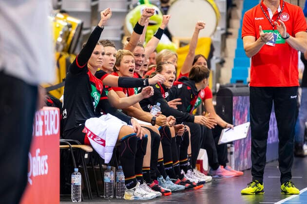 Coburg, Deutschland 25. September 2019: EHF Frauen EM Qualifikation - Deutschland vs. Weißrussland v.li. Julia Behnke (Deutschland Rostov Don), Alina Grijseels (Deutschland Dortmund), Co-Trainerin Heike Horstmann (Deutschland) Jubel Freude Emotion Coburg HUK-Coburg Arena Bayern Deutschland