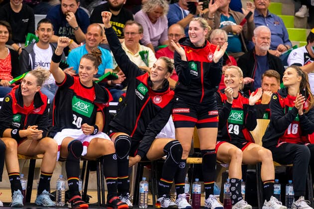 Coburg, Deutschland 25. September 2019: EHF Frauen EM Qualifikation - Deutschland vs. Weißrussland v.li. Mia Zschocke (Deutschland Leverkusen), Emily Boelk B?lk (Deutschland Thueringer HC), Luisa Schulze (Deutschland Bietigheim), Marlene Zapf (Deutschland Metzingen), Antje Lauenroth (Deutschland Bietigheim), Torhueterin Isabell Roch (Deutschland Dortmund) Jubel Freude Emotion Coburg HUK-Coburg Arena Bayern Deutschland