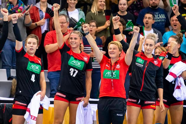 Coburg, Deutschland 25. September 2019: EHF Frauen EM Qualifikation - Deutschland vs. Weißrussland v.li. Alina Grijseels (Deutschland Dortmund), Alicia Stolle (Deutschland Thueringer HC), Co-Trainerin Heike Horstmann (Deutschland), Mia Zschocke (Deutschland Leverkusen) Jubel Freude Emotion Coburg HUK-Coburg Arena Bayern Deutschland