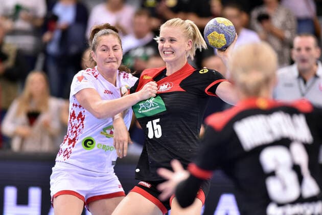 Kim Naidzinavicius (Deutschland, SG BBM Bietigheim) (am Ball) und Nataliya Kotsina (Belarus, Gomel BLR) ,GER, Deutschland - Weisrussland, Belarus Handball, Laenderspiel Frauen, Woman Qualifiers EHF EURO 2020, 25.09.2019, ,GER, Deutschland - Weisrussland Handball, Laenderspiel Frauen, 25.09.2019 Coburg Copyright: xEIBNER RolandxSippelx EP_RSL