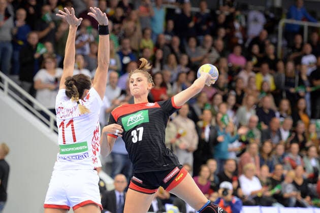 L Alicia Stolle (Deutschland, Thueringer HC) beim Wurf; Liliya Artsiukhovich (Belarus, BNTU-BelAZ Minsk) () ,GER, Deutschland - Weisrussland, Belarus Handball, Laenderspiel Frauen, Woman Qualifiers EHF EURO 2020, 25.09.2019, ,GER, Deutschland - Weisrussland Handball, Laenderspiel Frauen, 25.09.2019 Coburg Copyright: xEIBNER RolandxSippelx EP_RSL