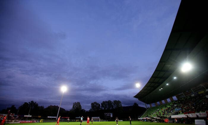 Reutlingen , Fußball Oberliga S, SV Reutlingen vs. VfB Stuttgart II , Flutlicht und Abendstimmung im Stadion an der kreuzeiche