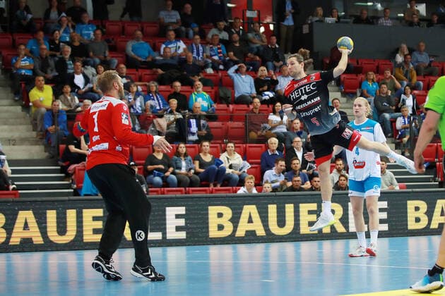 Johannes Sellin (HC Erlangen) gegen Torwart Johannes Bitter (TVB 1898 Stuttgart) TVB 1898 Stuttgart - HC Erlangen, DHB Pokal, 1 8 Finale am 25. 09. 2019 Stuttgart Copyright: xEIBNER Benjamin_Laux EP_BLU