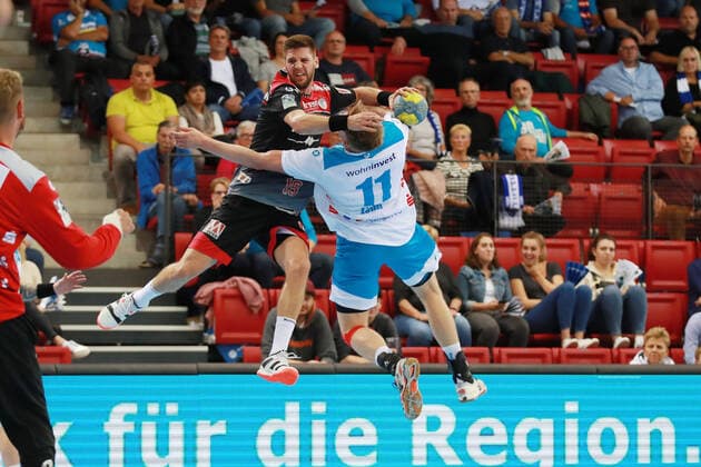 Luftkampf von Sime Ivic (HC Erlangen) gegen Adam Loenn (TVB 1898 Stuttgart) TVB 1898 Stuttgart - HC Erlangen, DHB Pokal, 1 8 Finale am 25. 09. 2019 Stuttgart Copyright: xEIBNER Benjamin_Laux EP_BLU