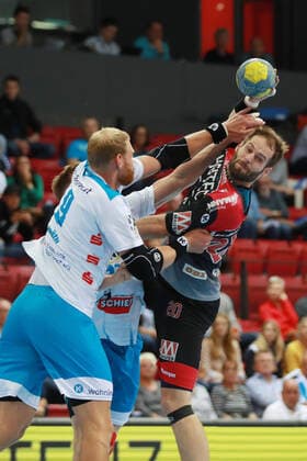 Nico Buedel (HC Erlangen) gegen Manuel Spaeth (TVB 1898 Stuttgart) TVB 1898 Stuttgart - HC Erlangen, DHB Pokal, 1 8 Finale am 25. 09. 2019 Stuttgart Copyright: xEIBNER Benjamin_Laux EP_BLU