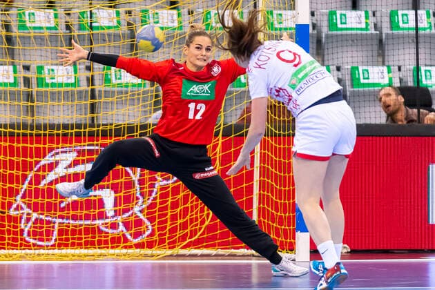 Sport Bilder des Tages Coburg, Deutschland 25. September 2019: EHF Frauen EM Qualifikation - Deutschland vs. Weißrussland Torhueterin Dinah Eckerle (Deutschland SG BBM Bietigheim), Nataliya Kotsina (Weissrussland) Coburg HUK-Coburg Arena Bayern Deutschland