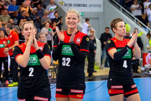 Coburg, Deutschland 25. September 2019: EHF Frauen EM Qualifikation - Deutschland vs. Weißrussland v.li. Marlene Zapf (Deutschland Metzingen), Evgenija Minevskaja (Deutschland Brest), Alina Grijseels (Deutschland Dortmund) Schlussjubel Schlußjubel Emotion Freude Coburg HUK-Coburg Arena Bayern Deutschland