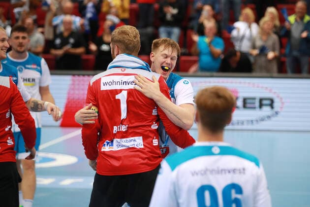 Adam Loenn (TVB 1898 Stuttgart) jubelt mit Torwart Johannes Bitter (TVB 1898 Stuttgart) TVB 1898 Stuttgart - HC Erlangen, DHB Pokal, 1 8 Finale am 25. 09. 2019 Stuttgart Copyright: xEIBNER Benjamin_Laux EP_BLU