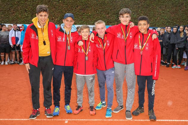 2. Platz Jungen: Marie-Curie-Gymnasium Düsseldorf (Nordrhein-Westfalen), Siegerehrung, Jugend trainiert für Olympia - Herbstfinale 2019, Tennis, Berlin, 25.09.2019,