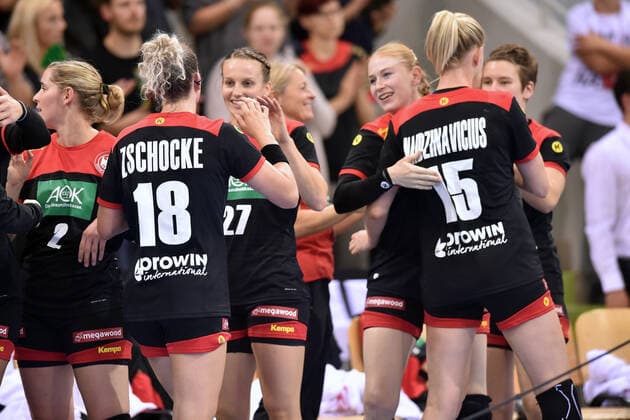 Jubel, Freude nach dem Sieg; Mia Zschocke (Deutschland, TSV Bayer 04 Leverkusen), Julia Maidhof (Deutschland, HSG Bensheim-Auerbach), Meike Schmelzer (Deutschland, Thueringer HC), Kim Naidzinavicius (Deutschland, SG BBM Bietigheim), (L-R) ,GER, Deutschland - Weisrussland, Belarus Handball, Laenderspiel Frauen, Woman Qualifiers EHF EURO 2020, 25.09.2019, ,GER, Deutschland - Weisrussland Handball, Laenderspiel Frauen, 25.09.2019 Coburg Copyright: xEIBNER RolandxSippelx EP_RSL