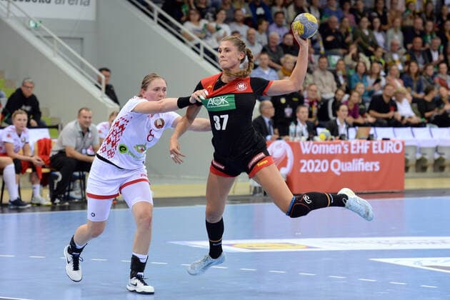 Alicia Stolle (Deutschland, Thueringer HC) beim Wurf; Dziyana Ilyina (Belarus, Gloria 2018 Bistrita-Nasaud) (L) ,GER, Deutschland - Weisrussland, Belarus Handball, Laenderspiel Frauen, Woman Qualifiers EHF EURO 2020, 25.09.2019, ,GER, Deutschland - Weisrussland Handball, Laenderspiel Frauen, 25.09.2019 Coburg Copyright: xEIBNER RolandxSippelx EP_RSL
