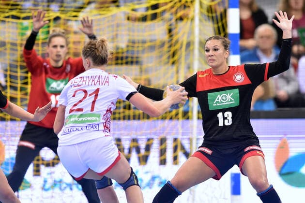 Karyna Yezhykava (Belarus, Astrahanochka) (am Ball), Julia Behnke (Deutschland, Rostov Don RUS) (R) ,GER, Deutschland - Weisrussland, Belarus Handball, Laenderspiel Frauen, Woman Qualifiers EHF EURO 2020, 25.09.2019, ,GER, Deutschland - Weisrussland Handball, Laenderspiel Frauen, 25.09.2019 Coburg Copyright: xEIBNER RolandxSippelx EP_RSL