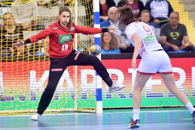 Isabell Roch (Torfrau Deutschland, TuS Metzingen) (L), Nataliya Kotsina (Belarus, Gomel BLR) beim Wurf ,GER, Deutschland - Weisrussland, Belarus Handball, Laenderspiel Frauen, Woman Qualifiers EHF EURO 2020, 25.09.2019, ,GER, Deutschland - Weisrussland Handball, Laenderspiel Frauen, 25.09.2019 Coburg Copyright: xEIBNER RolandxSippelx EP_RSL