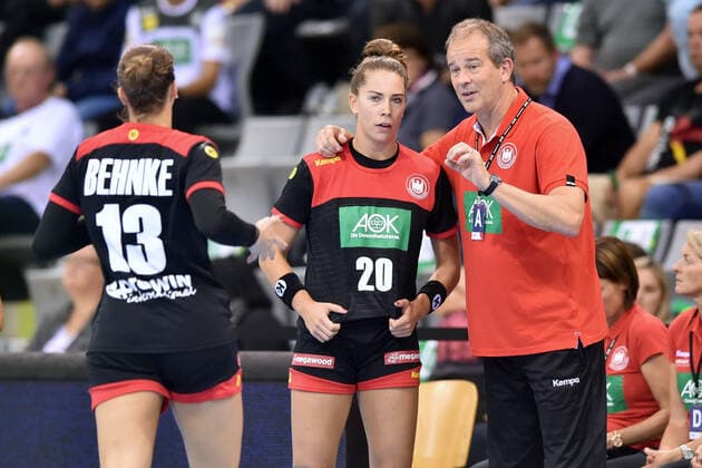 Henk Groener (Bundestrainer, Headcoach, Trainer Frauen Handballnationalmannschaft) (R) und Emily Boelk (Deutschland, Thueringer HC), Julia Behnke (Deutschland, Rostov Don RUS) (L) ,GER, Deutschland - Weisrussland, Belarus Handball, Laenderspiel Frauen, Woman Qualifiers EHF EURO 2020, 25.09.2019, ,GER, Deutschland - Weisrussland Handball, Laenderspiel Frauen, 25.09.2019 Coburg Copyright: xEIBNER RolandxSippelx EP_RSL