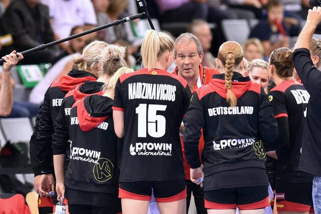 Henk Groener (Bundestrainer, Headcoach, Trainer Frauen Handballnationalmannschaft) in einer Auszeit ,GER, Deutschland - Weisrussland, Belarus Handball, Laenderspiel Frauen, Woman Qualifiers EHF EURO 2020, 25.09.2019, ,GER, Deutschland - Weisrussland Handball, Laenderspiel Frauen, 25.09.2019 Coburg Copyright: xEIBNER RolandxSippelx EP_RSL
