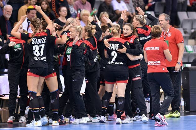 Sport Bilder des Tages Team und Henk Groener (Bundestrainer, Headcoach, Trainer Frauen Handballnationalmannschaft) (R) vor dem Spiel; Antje Lauenroth (Deutschland, SG BBM Bietigheim) (M) ,GER, Deutschland - Weisrussland, Belarus Handball, Laenderspiel Frauen, Woman Qualifiers EHF EURO 2020, 25.09.2019, ,GER, Deutschland - Weisrussland Handball, Laenderspiel Frauen, 25.09.2019 Coburg Copyright: xEIBNER RolandxSippelx EP_RSL