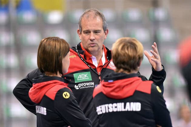 Henk Groener (Bundestrainer, Headcoach, Trainer Frauen Handballnationalmannschaft) und Debbi Klijn (L) ,GER, Deutschland - Weisrussland, Belarus Handball, Laenderspiel Frauen, Woman Qualifiers EHF EURO 2020, 25.09.2019, ,GER, Deutschland - Weisrussland Handball, Laenderspiel Frauen, 25.09.2019 Coburg Copyright: xEIBNER RolandxSippelx EP_RSL