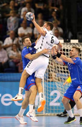 Foto : Harald Reinkind ( Kiel ) beim Torwurf gegen Marko Panic , links Handball Herren Champions League am Mi. 25.09.2019 THW Kiel - HC Meshkov Brest 30 - 23