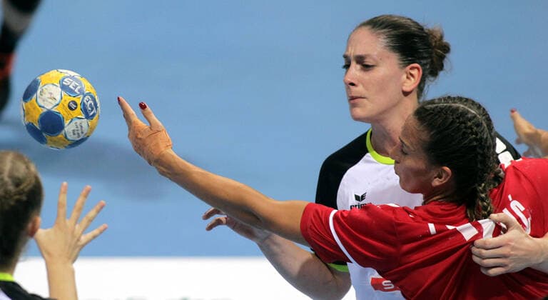 25.09.2019 Kraljevo(Serbia) Serbia-Switzerland EHF European qualifiers women s handball Noelle Frey(C) Switzerland(DHB Rotweiss Thun) stopped during match from Sladjana Pop-Lazic(R) Serbia : 