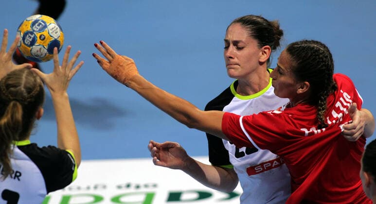 25.09.2019 Kraljevo(Serbia) Serbia-Switzerland EHF European qualifiers women s handball Noelle Frey(C) Switzerland(DHB Rotweiss Thun) stopped during match from Sladjana Pop-Lazic(R) Serbia : 