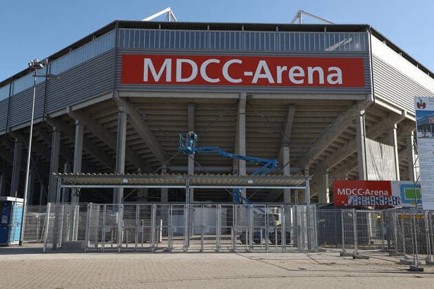 Fußball, Stadiongeschichte 1. FC Magdeburg Zum Heimspiel gegen die Würzburger Kickers werden die Blöcke drei und vier der Nordtribüne für Fans wieder geöffnet das Hüpfverbot gilt weiterhin das Stadion verfügt jetzt über 22000 Plätze - MDCC Arena in Magdeburg wird im Zeitraum April 2018 bis Februar 2020 mehreren Baumaßnahmen unterzogen, die Nordtribüne wird zu einer reinen Stehplatztribüne umgebaut und die Statik wird angepasst. Nach Abschluss der geplanten Arbeiten verfügt die MDCC-Arena über eine Kapazität von insgesamt 30.098 Zuschauerplätze
