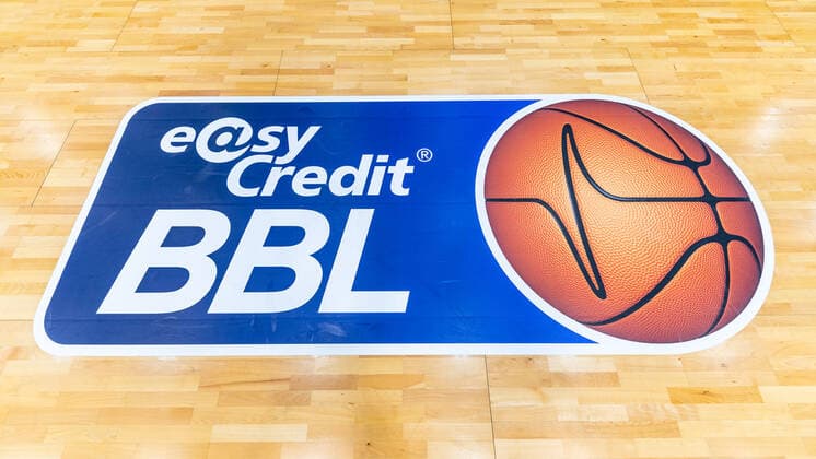 Logo easyCredit BBL Aufkleber auf Boden waehrend der Saison 2019-20 (Herren) in der EasyCredit Bundesliga zwischen Syntainics MBC und MHP Riesen Ludwigsburgin Stadthalle Weissenfels am 25. September 2019 in Weissenfels, Sachsen Anhalt, Deutschland