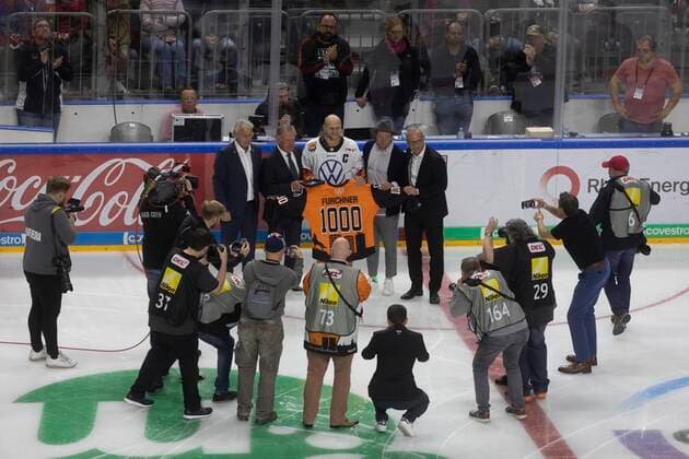 Kölner Haie - Grizzlys Wolfsburg Eishockey DEL Saison 2019 2020 Lanxess Arena Koeln Deutschland Datum: 27.09.2019 1.000 Spiel Sebastian Furchner (Wolfsburg)
