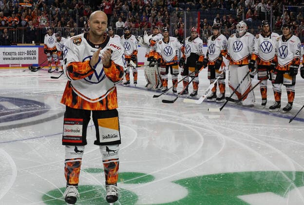 Eishockey DEL 5. Spieltag Kölner Haie - Grizzlys Wolfsburg am 27.09.2019 in der Lanxess Arena in Köln Ehrung zum 1000. DEL Spiel Sebastian Furchner ( Wolfsburg ) Gemäß den Vorgaben der DEL Deutsche Eishockey Liga ist die Publikation und Weiterverwertung der Aufnahmen in elektronischen Medien und Endgeräten aller Art während des laufenden Spiels nicht zulässig.