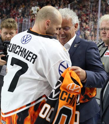 Eishockey DEL 5. Spieltag Kölner Haie - Grizzlys Wolfsburg am 27.09.2019 in der Lanxess Arena in Köln Ehrung zum 1000.DEL Spiel Sebastian Furchner ( Wolfsburg ) Gemäß den Vorgaben der DEL Deutsche Eishockey Liga ist die Publikation und Weiterverwertung der Aufnahmen in elektronischen Medien und Endgeräten aller Art während des laufenden Spiels nicht zulässig.
