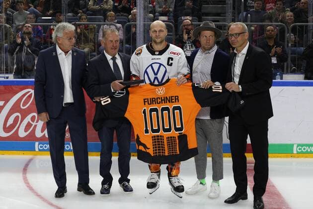 Eishockey DEL 5. Spieltag Kölner Haie - Grizzlys Wolfsburg am 27.09.2019 in der Lanxess Arena in Köln Ehrung zum 1000 DEL Spiel von Sebastian Furchner ( Wolfsburg ) vlnr. Charlie Fliegauf, Hans Zach, Sebastian Furchner, Patrick Köppchen, Mirko Lüdemann Gemäß den Vorgaben der DEL Deutsche Eishockey Liga ist die Publikation und Weiterverwertung der Aufnahmen in elektronischen Medien und Endgeräten aller Art während des laufenden Spiels nicht zulässig.