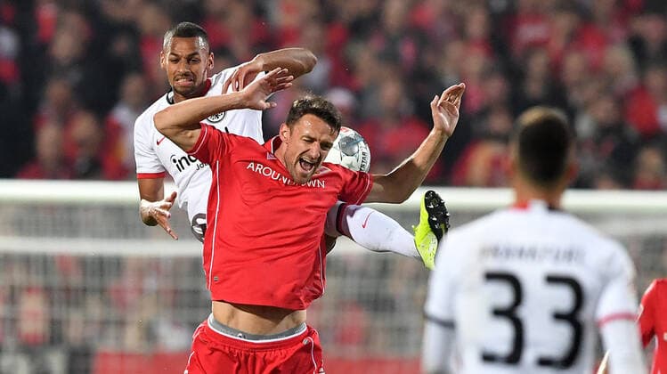 Christian Gentner (Union), beim Kopfballduell mit Djibril Sow (Frankfurt), 1. FC Union Berlin - Eintracht Frankfurt 1.Bundesliga 2019 2020, Saison 2019 2020, Fußball, Fussball, DFL, soccer, Herren, Deutschland, Germany, Berlin, 27.9.2019 Stadion Alte Foersterei DFL REGULATIONS PROHIBIT ANY USE OF PHOTOGRAPHS AS IMAGE SEQUENCES AND OR QUASI-VIDEO