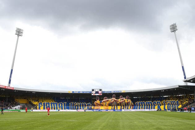 Fußball, Stadiongeschichte Eintracht Braunschweig Choreografie am Fanblock von Eintracht Braunschweig - 3. Liga Fußball Saison 2019-2020 Punktspiel Eintracht Braunschweig vs. Hallescher FC Halle im Eintracht Stadion in Braunschweig - Fußball,Deutschland,28.09.2019